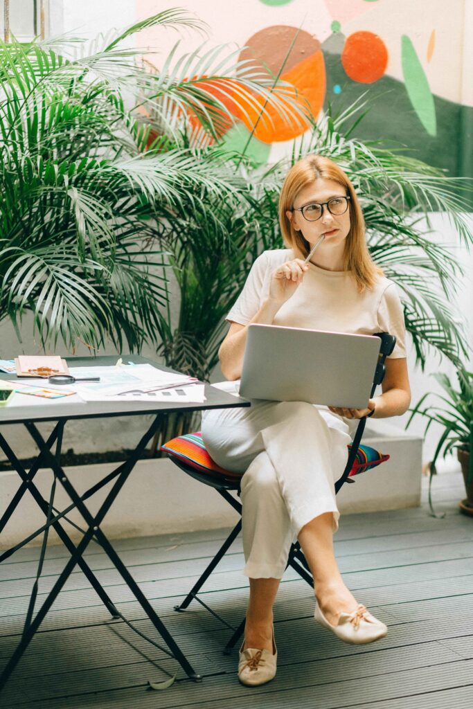 Business Casual Outfits for Women – Chic, Comfortable & Professional Styles